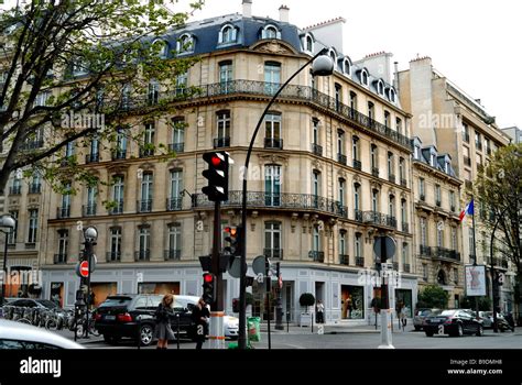 montaigne paris street.